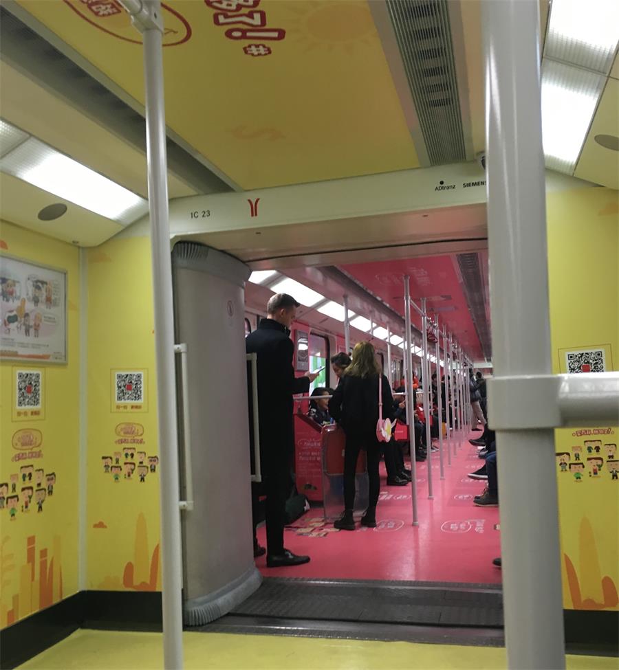漂亮可爱的广州地铁.JPG